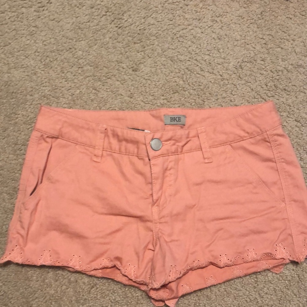 BKE Mollie peach short with scalloped hem